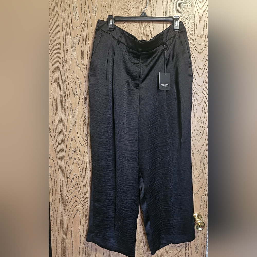 Sale...Simply Vera Black Satin Cropped Pants